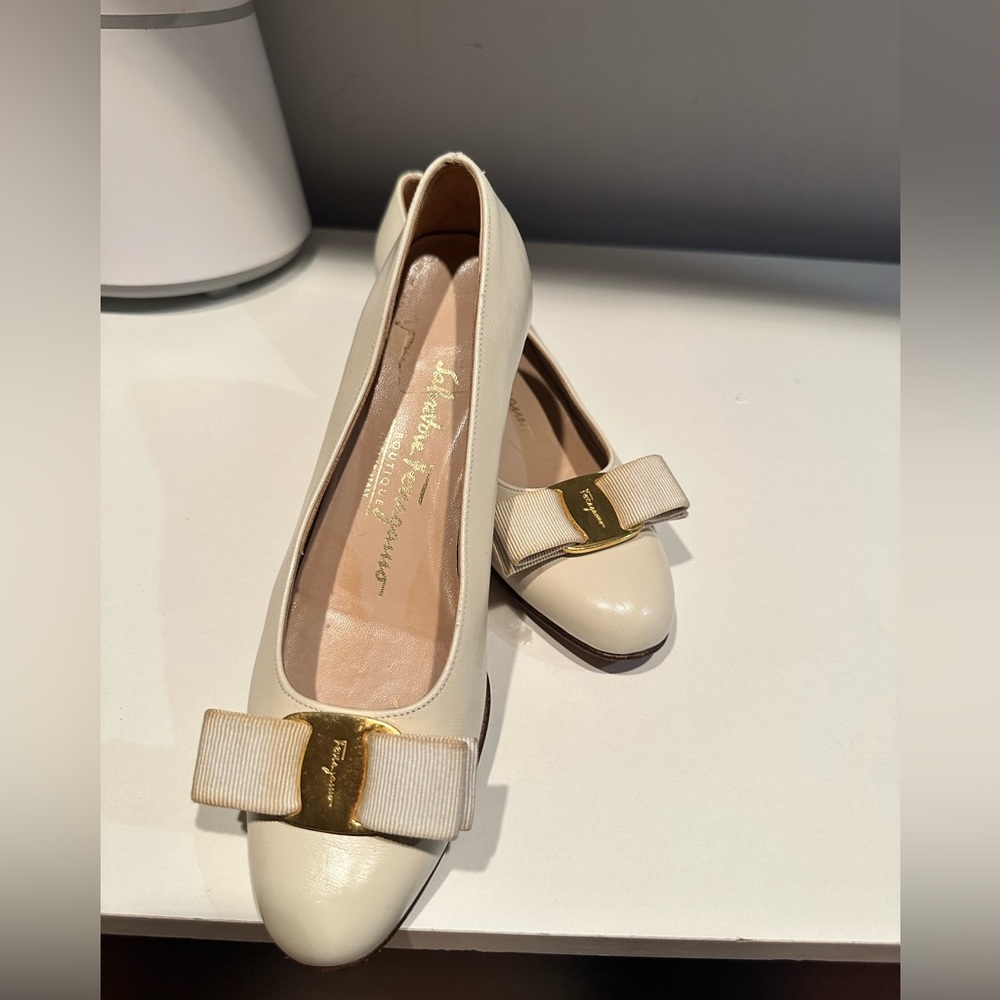 Salvatore Ferragamo Leather lillaz Vera Vara Bow Pumps Heel Beige Shoes